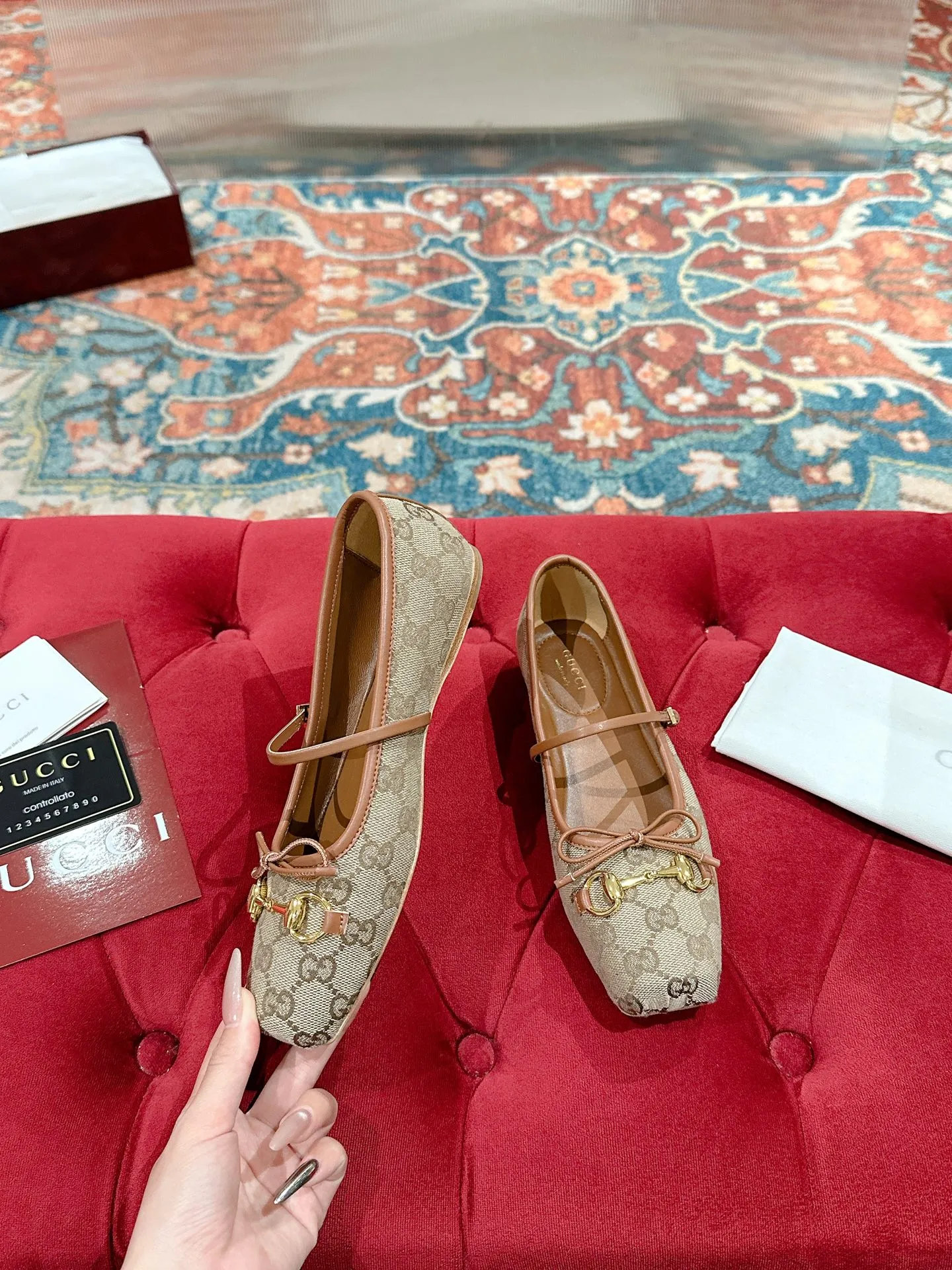 👟👟Ex-factory price 520👟👟 Gucci 2025 early spring 25 series new products🆕Flat ballet shoes horsebit new small square toe shoes, square toe design with elegant bow details, classic, refined, elegant, playful and fashionable flat shoes, creating an excellent wearing experience ▪️Fabric: original custom canvas/sheepskin ▪️Inner lining/foot pads: high-end custom sheepskin lining ▪️Heel height: flat ▪️Outsole: Italian genuine leather ▪️Number of yards: 35-39 (40.41 customized, non-refundable)